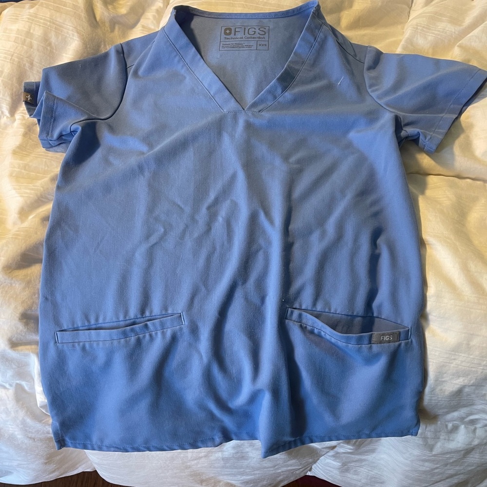 FIGS WOMEN’S CASMA SCRUB TOP CEIL BLUE SIZE XXS